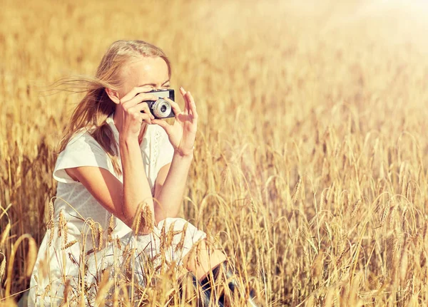 Femme prenant des photos avec caméra dans le champ de céréales — Photo