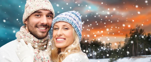 Sonriente pareja en invierno ropa abrazos —  Fotos de Stock