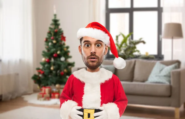 Uomo sorpreso in costume da Babbo Natale sopra l'albero di Natale — Foto Stock