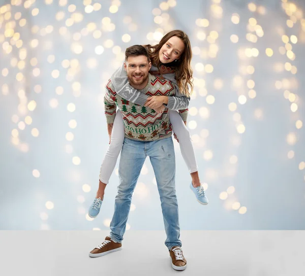 Glückliches Paar auf Weihnachten hässlichen Pullover Party — Stockfoto