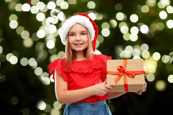 Chica sonriente en sombrero de serpiente con regalo de Navidad —  Fotos de Stock