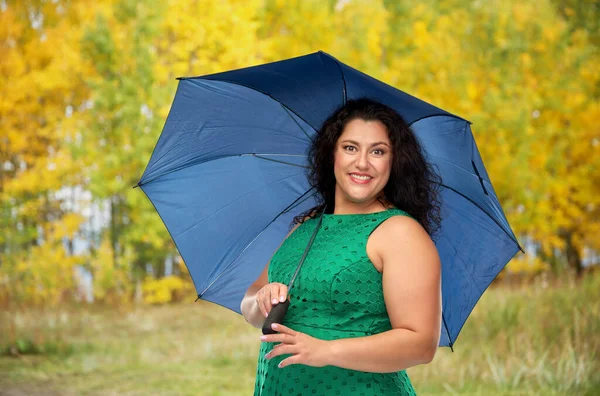 Femme heureuse avec parapluie bleu sur le parc d'automne — Photo