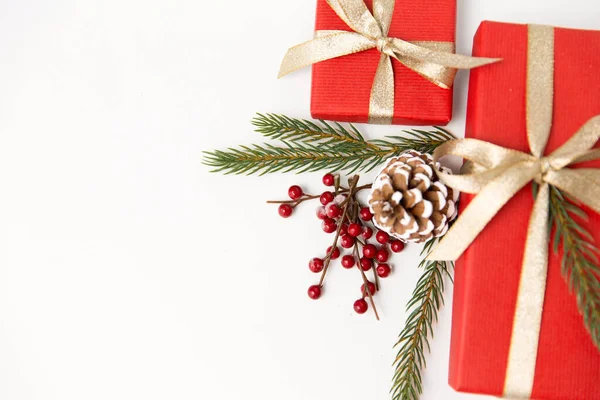Vánoční dárky a jedlové větve s borovými šiškami — Stock fotografie