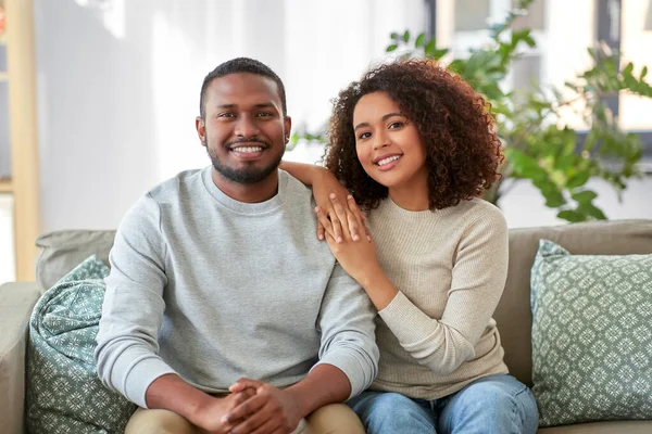 Felice coppia afro-americana sul divano di casa — Foto Stock