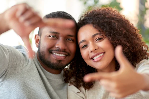 Ευτυχισμένο ζευγάρι κάνει selfie χειρονομία στο σπίτι — Φωτογραφία Αρχείου