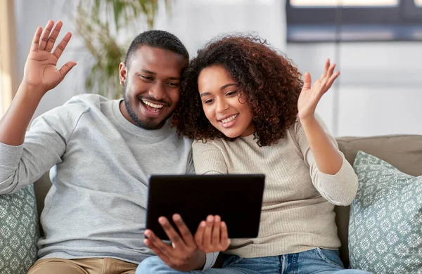 Afrikanisches Paar mit Tablet-PC bei Videoanruf — Stockfoto
