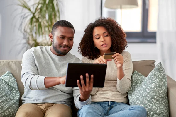 Paar mit Tablet-PC und Kreditkarte zu Hause — Stockfoto