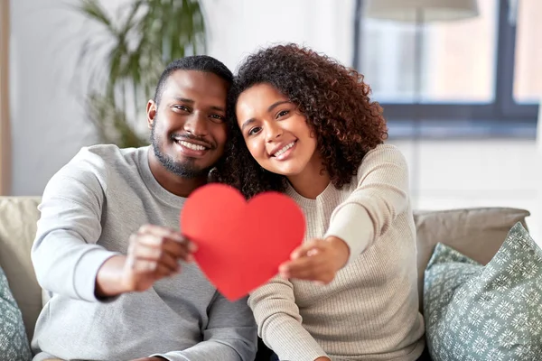 Szczęśliwy afrykański amerykański para z sercem w domu — Zdjęcie stockowe