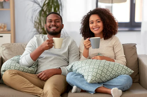 Africký americký pár pití kávy doma — Stock fotografie