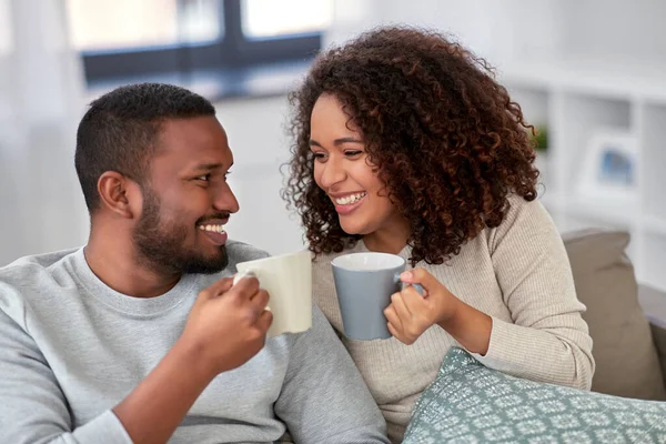 アフリカ系アメリカ人のカップルが自宅でコーヒーを飲み — ストック写真