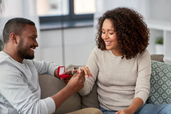 Africano americano hombre dando mujer compromiso anillo — Foto de Stock