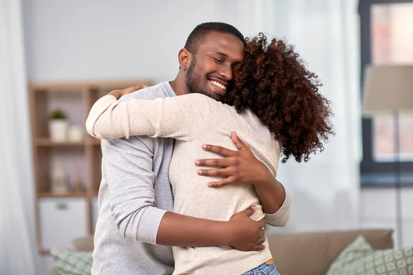 Feliz africano americano pareja abrazos en casa — Foto de Stock