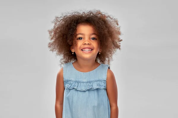 Heureuse petite afro-américaine fille sur gris — Photo