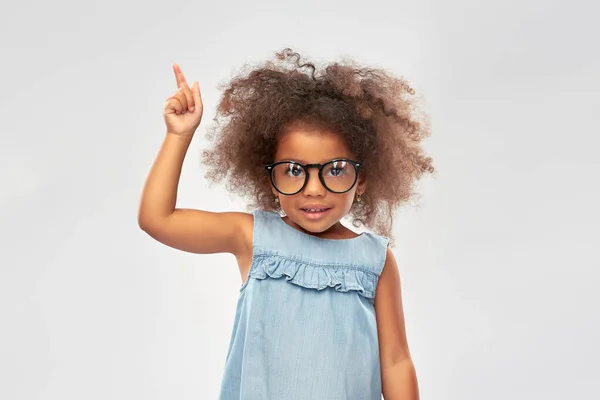Щаслива маленька афроамериканська дівчинка в окулярах — стокове фото