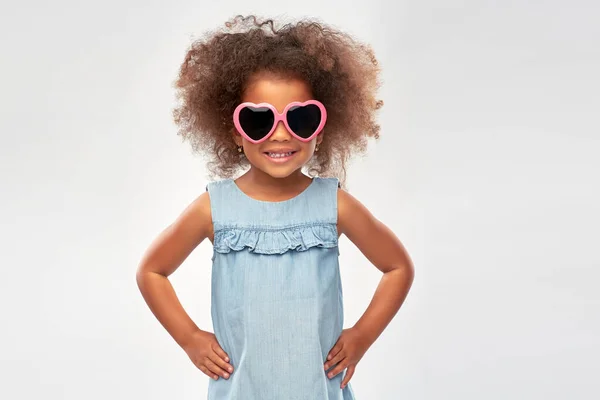 Fetiță africană în formă de inimă ochelari de soare — Fotografie, imagine de stoc