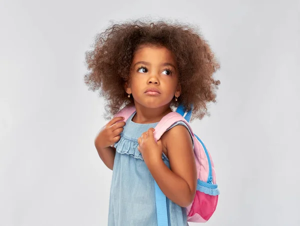 Triste pequena menina americana africana com mochila — Fotografia de Stock