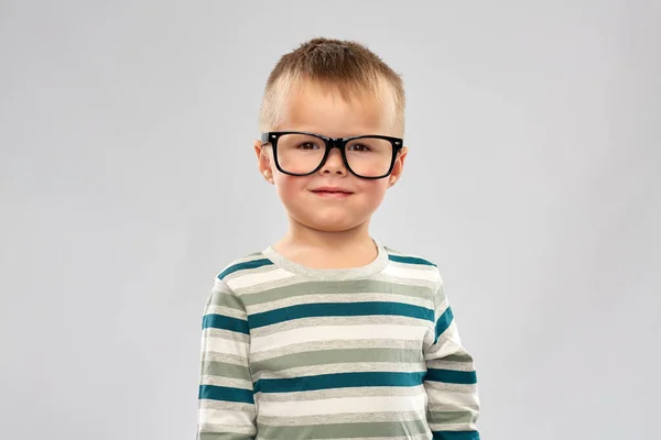 Πορτρέτο του χαμογελαστού μικρού αγοριού με γυαλιά — Φωτογραφία Αρχείου