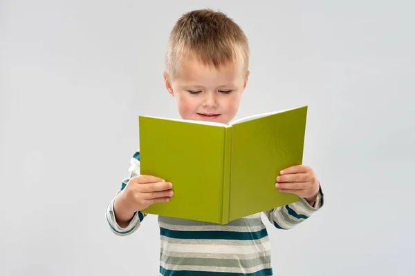 Πορτρέτο του χαμογελαστού αγοριού ανάγνωση βιβλίου — Φωτογραφία Αρχείου