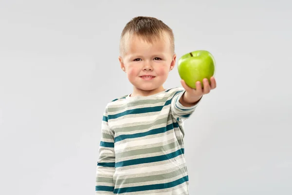 Porträt eines lächelnden Jungen mit grünem Apfel — Stockfoto