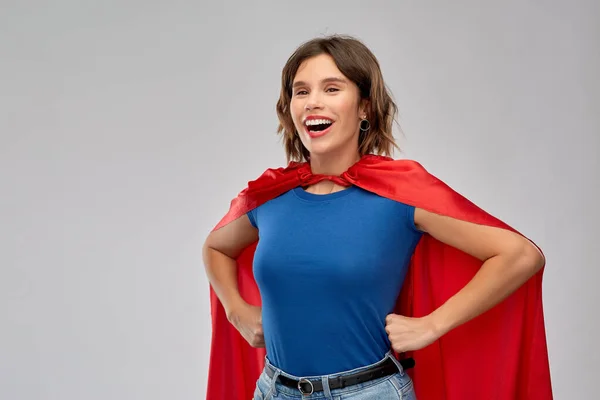 Femme heureuse en cape de super héros rouge — Photo