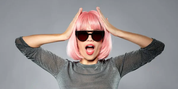 Szczęśliwa kobieta w różowej peruce i czarnych okularach — Zdjęcie stockowe