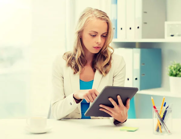 Donna d'affari o studente con tablet pc in ufficio — Foto Stock