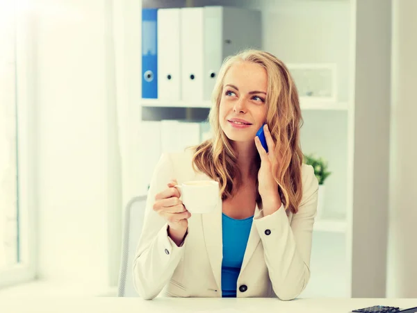 Empresária chamando no smartphone no escritório — Fotografia de Stock