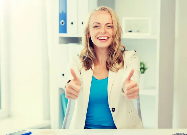 Mulher de negócios feliz mostrando polegares no escritório — Fotografia de Stock