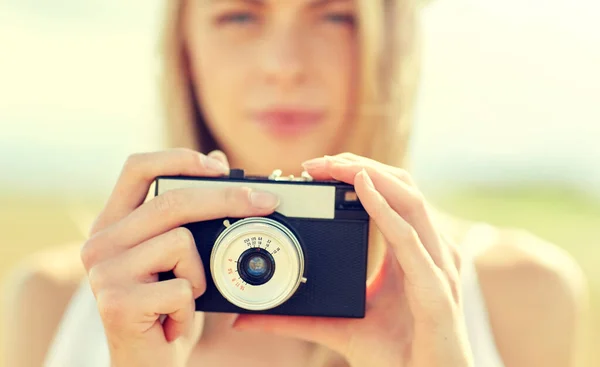 촬영 카메라를 사용하여 사진을 찍고 있는 여성의 근접 사진 — 스톡 사진