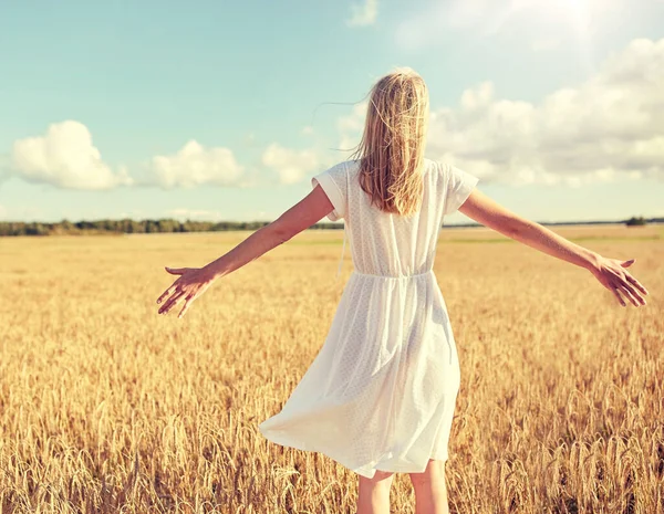 穀物のフィールド上の白いドレスで幸せな若い女 — ストック写真