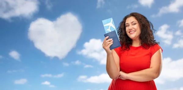 Mulher feliz com passaporte e bilhete de ar — Fotografia de Stock