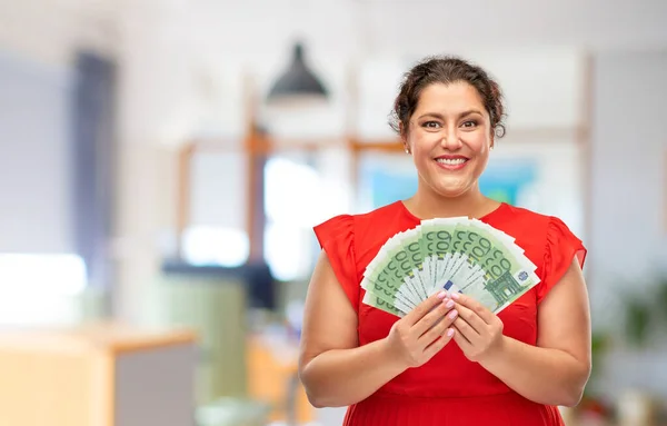 Šťastná žena držící stovky bankovek — Stock fotografie