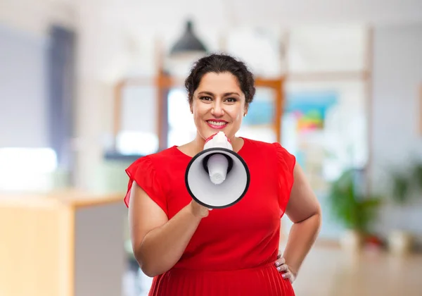 Boldog nő piros ruhában beszél megafon — Stock Fotó