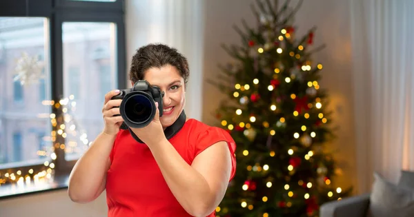 Fotógrafa mujer feliz con cámara digital — Foto de Stock