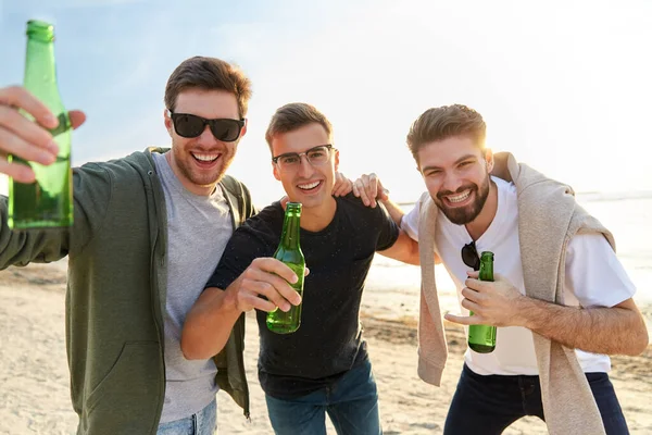 젊은이들이 해변에서 알코올 성분이 없는 맥주를 구워 먹고 있다 — 스톡 사진