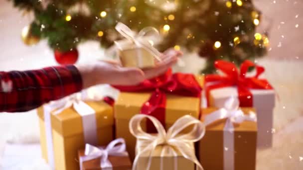 Coppia con confezione regalo a Natale a casa — Video Stock