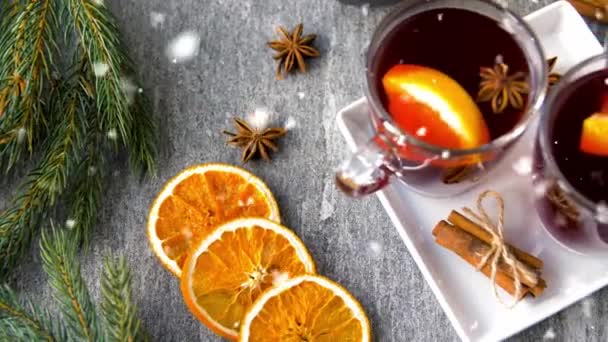 Glasses of hot mulled wine with orange and spices — Stock Video