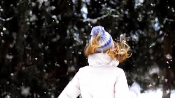 Gelukkig lachende vrouw buitenshuis in winter bos — Stockvideo