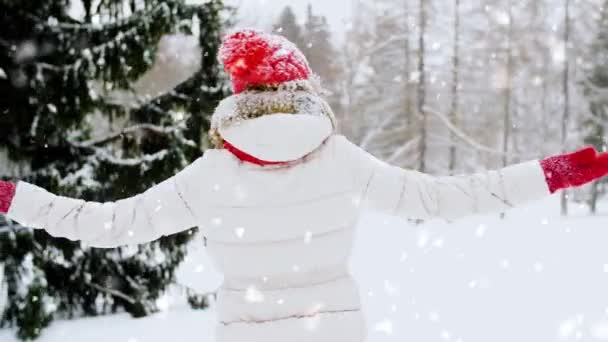 Ευτυχισμένη νεαρή γυναίκα στο χειμερινό δάσος — Αρχείο Βίντεο