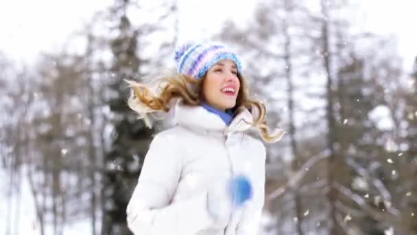 Щаслива усміхнена жінка на відкритому повітрі в зимовому лісі — стокове відео