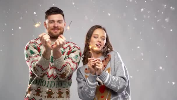 Feliz pareja con bengalas en la fiesta de Navidad — Vídeos de Stock