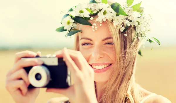 花の花輪にフィルムカメラを持つ幸せな女性 — ストック写真