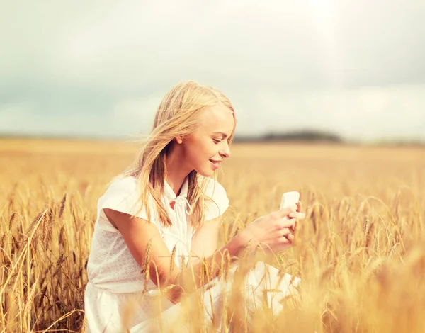 Glad kvinna med smartphone och hörlurar — Stockfoto