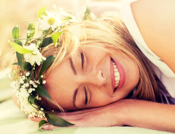 Gelukkige vrouw in een krans van bloemen liggen — Stockfoto