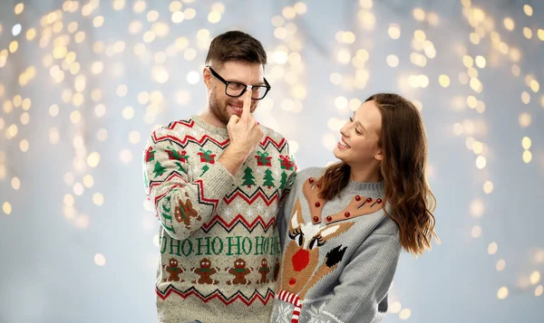 Felice coppia a Natale brutto maglione partito — Foto Stock