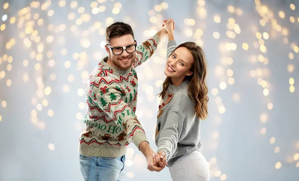 Pareja bailando en navidad feo suéteres fiesta — Foto de Stock