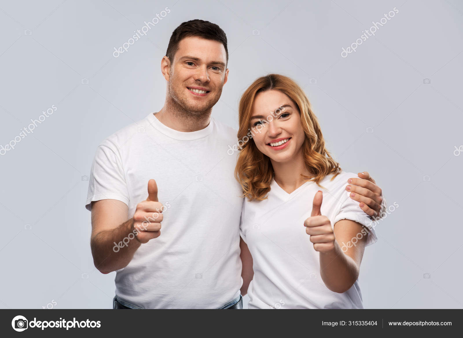 fax sandhed Blåt mærke Portræt af lykkeligt par i hvide t-shirts — Stock-foto © Syda_Productions  #315335404