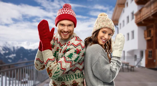 Gelukkig paar in lelijke kerst truien in de winter — Stockfoto