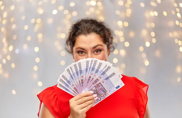 Mujer feliz sosteniendo billetes en euros — Foto de Stock