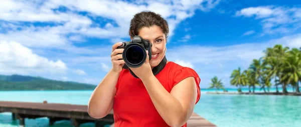 Fotógrafo mulher feliz com câmera em férias — Fotografia de Stock